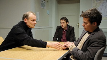 Der Entführer Uwe Braun (Edgar Selge, links) versucht, Kontakt zu seinem Sohn Michael (Jakob Walser, rechts) aufzunehmen. | Bild: RBB/Hardy Spitz
