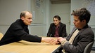 Der Entführer Uwe Braun (Edgar Selge, links) versucht, Kontakt zu seinem Sohn Michael (Jakob Walser, rechts) aufzunehmen. | Bild: RBB/Hardy Spitz