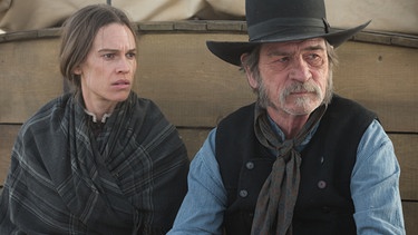 Mary Bee Cuddy (Hilary Swank) und George Briggs (Tommy Lee Jones) begeben sich gemeinsam auf die Reise durch den mittleren Westen. | Bild: LEONINE Studios