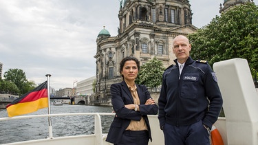 Aus dem Berliner Dom wurde ein wertvolles Exponat gestohlen - Jasmin Sayed (Sesede Terziyan, links) und Wolf Malletzke (Christoph Grunert, rechts) ermitteln. | Bild: ARD/Daniela Incoronato