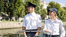 Wolf Malletzke (Christoph Grunert, links) und Paula Sprenger (Sarina Radomski, rechts) auf der Spree auf dem Weg zur Räumung eines Obdachlosenlagers. | Bild: ARD/Daniela Incoronato