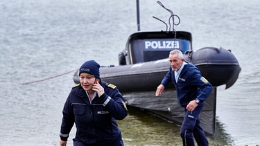 Nele Fehrenbach (Floriane Daniel, links) und Paul Schott (Tim Wilde, rechts) eilen dem Ex-Freund der Ermordeten zu Hilfe. | Bild: ARD/Nicolas Gradicsky