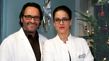 Ein starkes Team: Dr. Hannah Cornelsen (Muriel Baumeister) und ihr Vorgesetzter Prof. Singer (Uwe Kockisch). | Bild: SWR/ARD Degeto/Sandor Domonkos