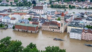 Passau: Teile der Altstadt sind vom Hochwasser der Donau überflutet. In Bayern herrscht nach
heftigen Regenfällen vielerorts weiter Land unter. | Bild: dpa-Bildfunk/Armin Weigel