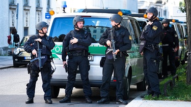 05.09.2024, München: Polizisten sind in München im Einsatz. Zahlreiche Polizisten sind in der Münchner Innenstadt in der Nähe des NS-Dokumentationszentrums und des Israelischen Generalkonsulats im Einsatz. ie Polizei hat in der Münchner Innenstadt bei einem größeren Einsatz in der Nähe des Israelischen Generalkonsulats eine verdächtige Person niedergeschossen. Foto: Matthias Schrader/AP +++ dpa-Bildfunk +++ | Bild: dpa-Bildfunk/Matthias Schrader