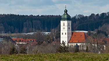 Die Kirche Sankt Sebastian in Ebersberg von Oberlaufing aus fotografiert. | Bild: picture alliance / SZ Photo | Christian Endt