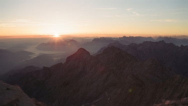 Sonnenaufgang vom Gipfel aus. | Bild: BR/Jürgen Eichinger Film