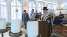 Fritz Häring (2. von links) in der Synagoge in Regensburg. | Bild: BR/Pierre Angerer