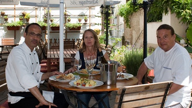 Fritz Häring (rechts) besucht den französischen Koch Stephane Seddiki und seine Frau Gerlinde in ihrem Restaurant "Mirabelle" in Regensburg. | Bild: BR/Helge Freund