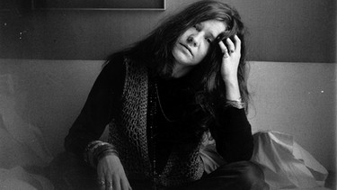 "Cry Baby", "Mercedes Benz" und "Piece Of My Heart" – die Blues Sängerin Janis Joplin ist mit diesen Liedern in die Annalen der Rock-Geschichte eingegangen. 1970 wurde sie zur Legende der Hippie-Bewegung, als sie mit 27 Jahren an einer Überdosis Heroin starb. Regisseurin Amy Berg beschäftigt sich in ihrem Dokumentarfilm nicht nur mit der öffentlichen Wahrnehmung der Rock-Ikone, sondern zeichnet das Charakterporträt eines sensiblen und verletzlichen Menschen. Im Bild: Janis Joplin am 5. April 1969. | Bild: BR/Evening Standard/Getty Images/Jigsaw Productions