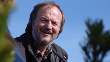 Gastgeber Werner Schmidbauer (links) unterhält sich mit seinem heutigen Begleiter Fredl Fesl über sein Leben und seine Musik. Bei schönem Wetter und klarem Ausblick genießen sie die Zeit auf dem Rauschberg bei Ruhpolding. | Bild: BR/Ursula Stolle