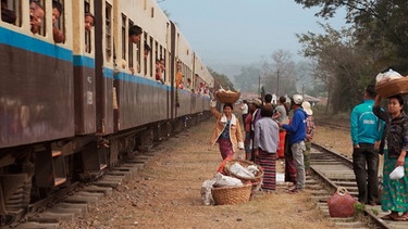 Fliegende Händler versorgen die Zugreisenden der Myanmar Railsways mit allerlei Köstlichkeiten. | Bild: BR/NDR