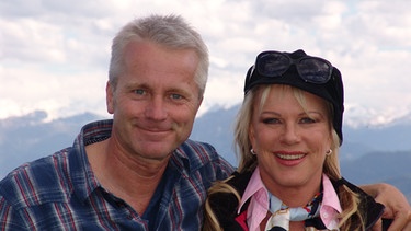 Werner Schmidbauer unterhält sich mit Lisa Fitz auf dem Gipfel des 1507 Meter hohen Karkopf bei Marquartstein. | Bild: BR/Werner Schmidbauer