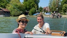 Ulrika (rechts) mit ihrer Freundin Nicole auf dem Segelboot. | Bild: BR/Constanze Hegetusch
