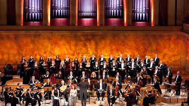 Das Weihnachtsoratorium von Johann Sebastian Bach, im Herkulessaal München, 2010. Es musizieren: die Akademie für Alte Musik Berlin und der Chor des Bayerischen Rundfunks unter der Leitung von Peter Dijkstra (Mitte). Solisten sind, von links: Rachel Harnisch (Sopran), Anke Vondung (Alt), Maximilian Schmitt (Tenor) und Christian Immler (Bass). | Bild: BR/Klaus Fleckenstein