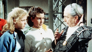 Dick (Anglika Meissner, Mitte) und ihre Schwester Dalli (Heidi Brühl, links) wollen Oma Jantzen (Margarete Haagen) dazu überreden, mit ihnen ins Kino zu gehen. | Bild: ARD Degeto/BR