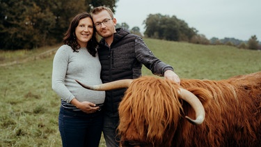 Nach dem Tod ihres Vaters hat Landwirtin Maria aus Niederbayern den Eichstetter-Hof und eine große Herde Hochlandrinder übernommen. Seit ihrer Hochzeit mit Martin hat sie dabei Unterstützung. Und Nachwuchs ist auch schon unterwegs. | Bild: BR/Isarflimmern Fernsehproduktion GmbH/Michael Gärtner