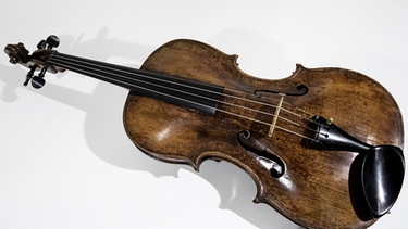 Die Liebe seines Lebens ist aus Holz und über 300 Jahre alt: Die Stradivari "Lady Inchiquin" ist die Stimme des Star-Geigers Frank Peter Zimmermann. Doch zwei Jahre musste er auf das Sechs-Millionen-Instrument durch die Insolvenz der Eigentümerin, der West-LB, verzichten. Der Dokumentarfilm begleitet den Geiger bei der Wiederannäherung an seine verloren geglaubte Liebe, seine ureigene Stimme. Bild: Violine. | Bild: BR/Philipp Kimmelzwinger