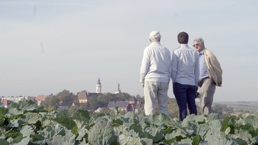 Günther und Heinz Barisch mit Filmemacher Michael Kalb vor ihrer ehemaligen Heimatstadt Zülz. | Bild: BR/Michael Kalb