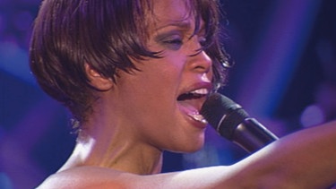 Der Grundstein der Karriere von Whitney Houston war ihre unverwechselbare Stimme. Ihr Stimmvolumen umfasste drei Oktaven. Die Sängerin galt als die bedeutendste zeitgenössische Interpretin moderner Pop-Soulmusik. | Bild: BR