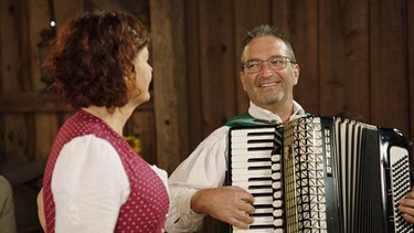 Die musikalischen Wirtsleute vom Gasthaus "Zum Deglbauer" in Hemau: Marion und Christian Wein. | Bild: BR/Dieter Nothhaft/Harry Rentsch