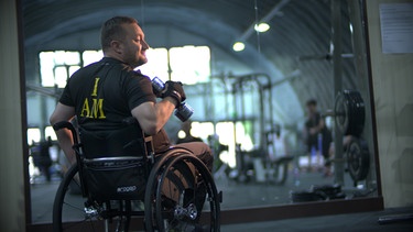 Ab 9. September finden in Düsseldorf die Invictus Games statt: ein einzigartiges internationales Sportereignis für versehrte Soldaten und Soldatinnen. Hier stellen sich schwer traumatisierte und versehrte Soldaten*innen verschiedener Nationen der größten Herausforderung ihres Lebens. Im Bild: Valentin Pop bei seinem Training. | Bild: BR/Sorin Dragoi