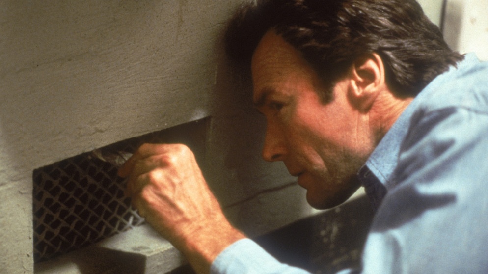 Morris (Clint Eastwood) möchte über die Lüftung entkommen. | Bild: ARD Degeto/Paramount Pictures