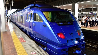 Ein Expresszug in Hakata Station - neben den Shinkansen Hochgeschwindigkeitszügen gibt es ein großes ganz Japan umspannendes Netz von Eisenbahnen in der Spurweite 1067 Millimeter. | Bild: SWR