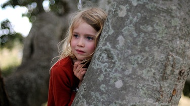 Die kleine Simone (Morgana Davies) mag den Baum. | Bild: ARD Degeto/Baruch Rafic/Les Films du Poisson/Taylor Media