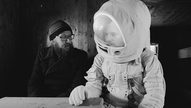 Von links: Sebastian Horn und Gerd Baumann als Astronaut. | Bild: BR/Südkino Filmproduktion GmbH/Südkino Filmproduktion GmbH