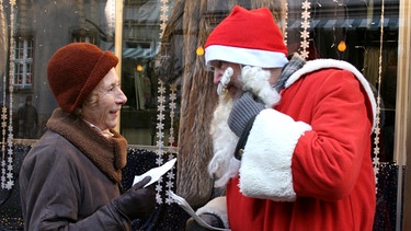 Die einsame Lili (Rosemarie Fendel) erzählt dem "Weihnachtsmann" (Michael Gwisdek) von ihren Weihnachtsträumen. | Bild: SWR/ARD Degeto/Sandor Domonkos