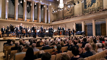 Mariss Jansons dirigiert das Symphonieorchester des Bayerischen Rundfunks am 10. und 11.10.2019 im Herkulessaal München. Es ist sein vorletztes Konzert in München vor seinem Tod am 01.12.2019. Aufgeführt werden Werke von Richard Strauss und Johannes Brahms. Leider musste Diana Damrau ihre Mitwirkung an den Konzerten krankheitsbedingt absagen. Die britisch-deutsche Sopranistin Sarah Wegener (nicht im Bild) übernimmt den Solistenpart. | Bild: BR/Astrid Ackermann