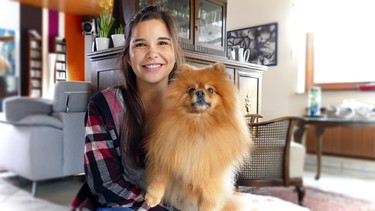 Anna mit Pomeranian Teddy. Pomeranians sind sehr, sehr klein gezüchtetet Spitze, deswegen werden sie auch Zwergspitze genannt. | Bild: BR/Text und Bild Medienproduktion GmbH & Co. KG/Katharina Brackmann