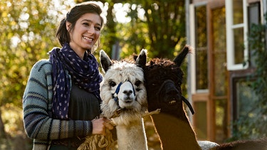 Leben glücklich auf dem Erlenhof: Inès Fournier (Maëlle Giovanetti) und zwei Alpakas. | Bild: WDR/Martin Valentin Menke