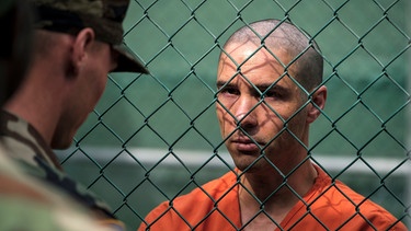 Unschuldig in Guantanamo: Mohamedou Ould Slahi (Tahar Rahim) wird ohne formelle Anklage im Internierungslager festgehalten. | Bild: ARD Degeto/TOBIS Film GmbH