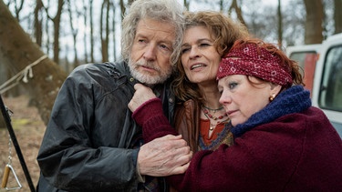 Für immer Hippies (von links: Christian Steyer, Gabrielle Scharnitzky, Imogen Kogge). | Bild: NDR/Alexander Fischerkoesen