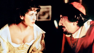 Eloise D'Artagnan (Sophie Marceau) erzählt Kardinal Mazarin (Luigi Proietti) von einer Intrige. | Bild: HR/ARD Degeto