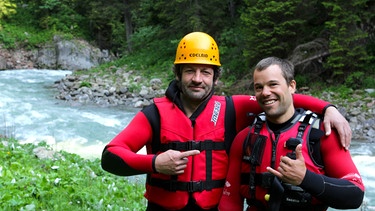 Von links: Schmidt Max und Christian Fritz beim Rafting. | Bild: BR/André Goerschel