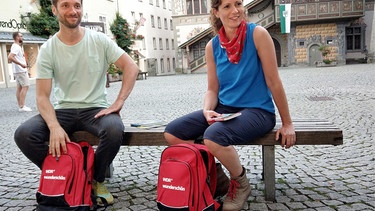 In Lindau am Bodensee starten Anne Willmes und Daniel Aßmann ihre Reise entlang der Deutschen Alpenstraße – zu Fuß, mit dem Rad und dem Auto. | Bild: WDR/Norman Born