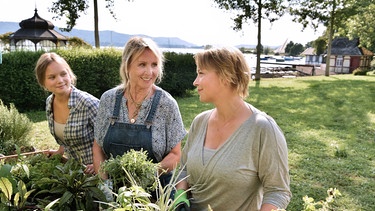 Mechthild Fehrenbach (Diana Körner, Mitte) bekommt bei der Bepflanzung des Gartens Hilfe von Tochter Nele (Floriane Daniel, rechts) und Enkelin Johanna (Sofie Eifertinger). | Bild: ARD/SWR/Patrick Pfeiffer