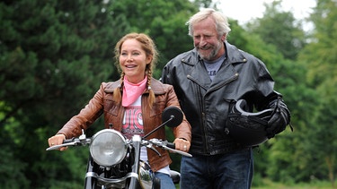 Martin schafft es tatsächlich, Trixi die Angst vor dem Motorradfahren zu nehmen. Von links: Trixi Preissinger (Doreen Dietel) und Martin Kirchleitner (Hermann Giefer). | Bild: BR/Marco Orlando Pichler