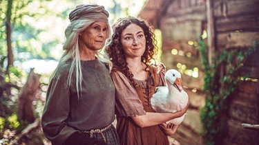 Prinzessin Polly (Mina Christ, rechts) und die magische Alte (Leslie Malton). | Bild: SWR/kurhaus productions/Alina Hartwig