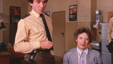 Heinl (Elmar Wepper) und Maria (Gustl Halenke) in der Polizeiinspektion. | Bild: BR/Neue Münchner Fernsehproduktion