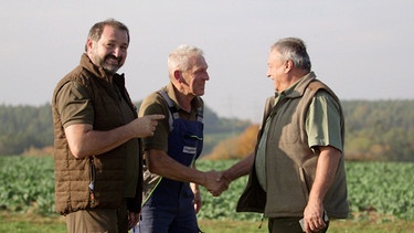 Wildlebensraumberater Balduin Schönberger (links), Revierjäger Wolfram Seebauer (rechts) und Bauer Michael Fischer (Mitte). | Bild: BR/Volker Schmidt