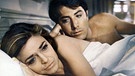 Mrs. Robinson (Anne Bancroft) hat es geschafft, Benjamin Braddock (Dustin Hoffman) zu verführen. Seitdem trifft sie sich mit ihm häufig zu einem Schäferstündchen in einem Hotelzimmer. | Bild: BR/Telepool GmbH