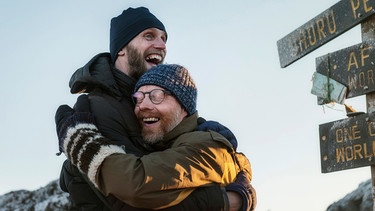 Pure Freude: Bergführer Simon (Ulrich Friedrich Brandhoff, links) mit Joschka (Simon Schwarz) auf dem Gipfel. | Bild: ARD Degeto/Ariane Krampe Filmproduktion/Anika Molnár