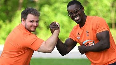 Von links: Chris Grübel (Trainer für Kraft) und Emmanuel Adjei (Trainer für Ausdauer). | Bild: BR/Felix Hörhager
