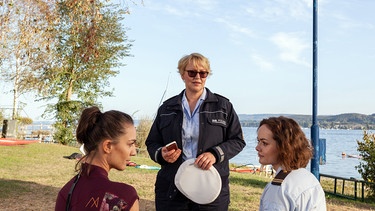 Nele Fehrenbach (Floriane Daniel, Mitte) und Julia Demmler (Wendy Güntensperger, rechts) sprechen mit Catrin Dellbrück (Maddalena Noemi Hirschal), der Witwe des ermordeten Wassersportlehrers. | Bild: ARD/Daniel Schmid