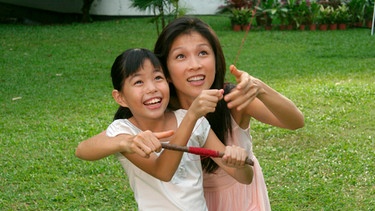 Lilin (Li Lin Wong) liebt ihre kleine Tochter Lan (Fang Rong) über alles. | Bild: ARD Degeto/Terry Chua