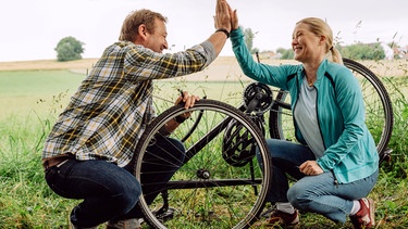 Gregor (Holger Matthias Wilhelm) und Vera (Sybille Waury) sind zusammen ein gutes Team. | Bild: BR/Nadya Jakobs